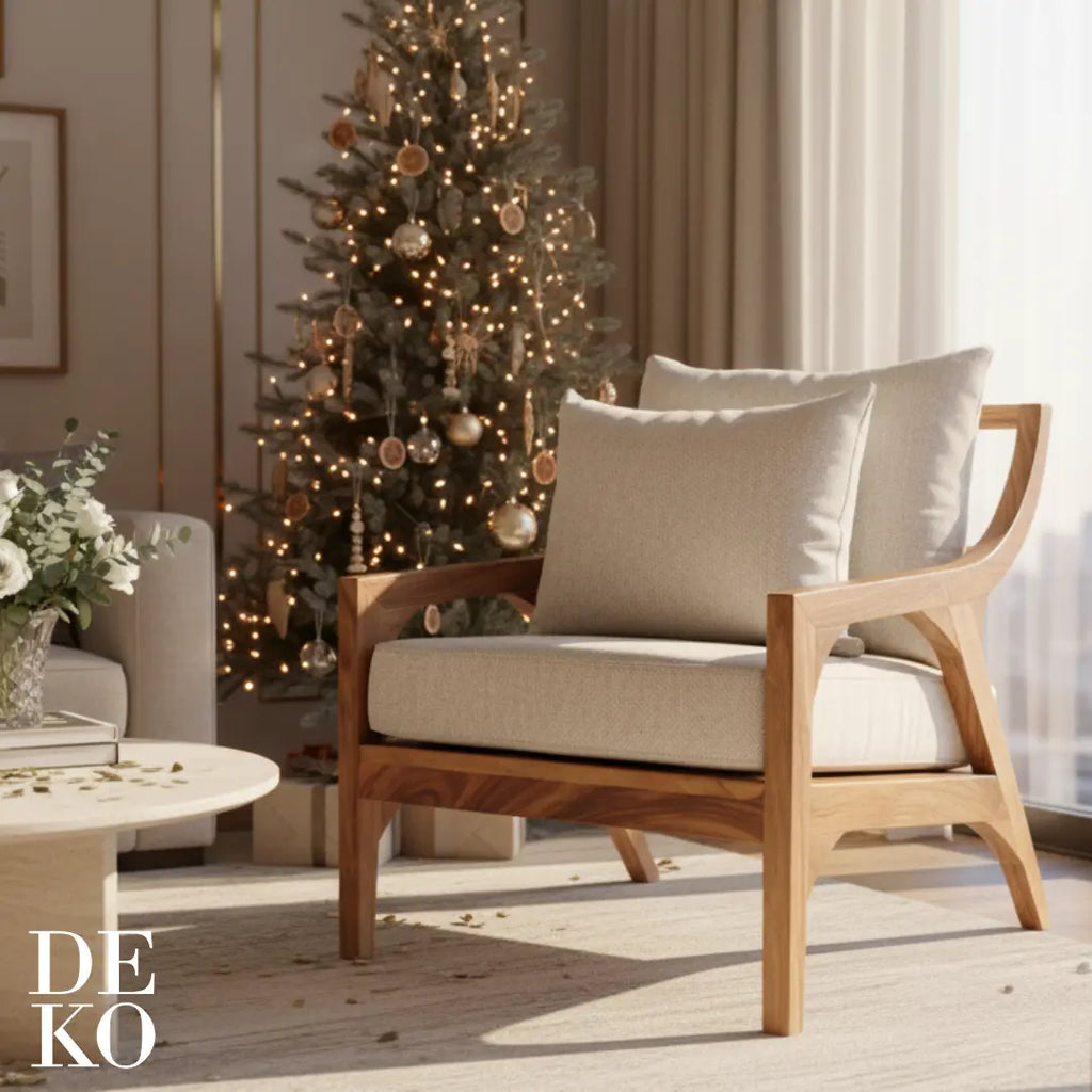 Sillón de parota artesanal, con tapizado en tela blanco, en sala de estar, DEKO