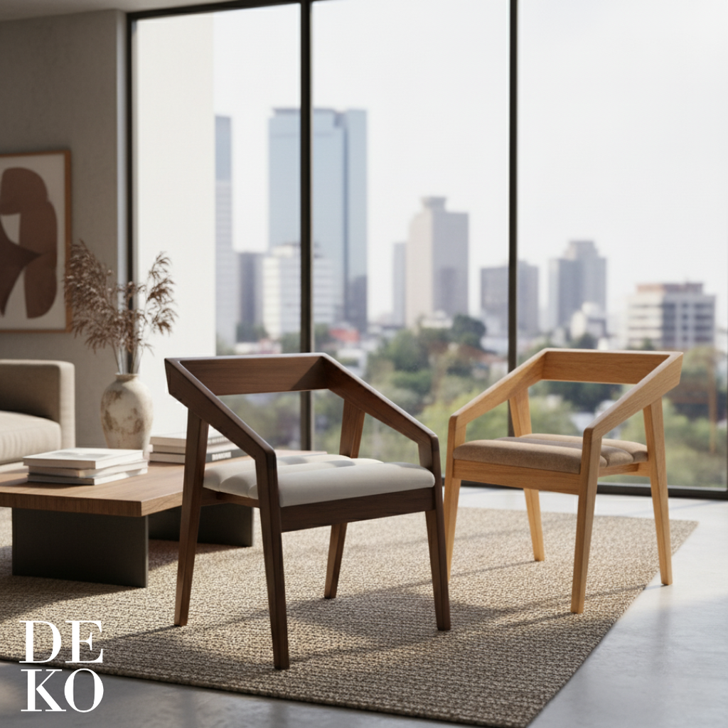 Silla Mid-Century, con tapizado en tela en sala de estar, DEKO