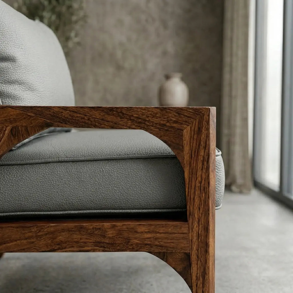 Sillón de Parota con tapizado en piel genuina gris, vista lateral, DEKO