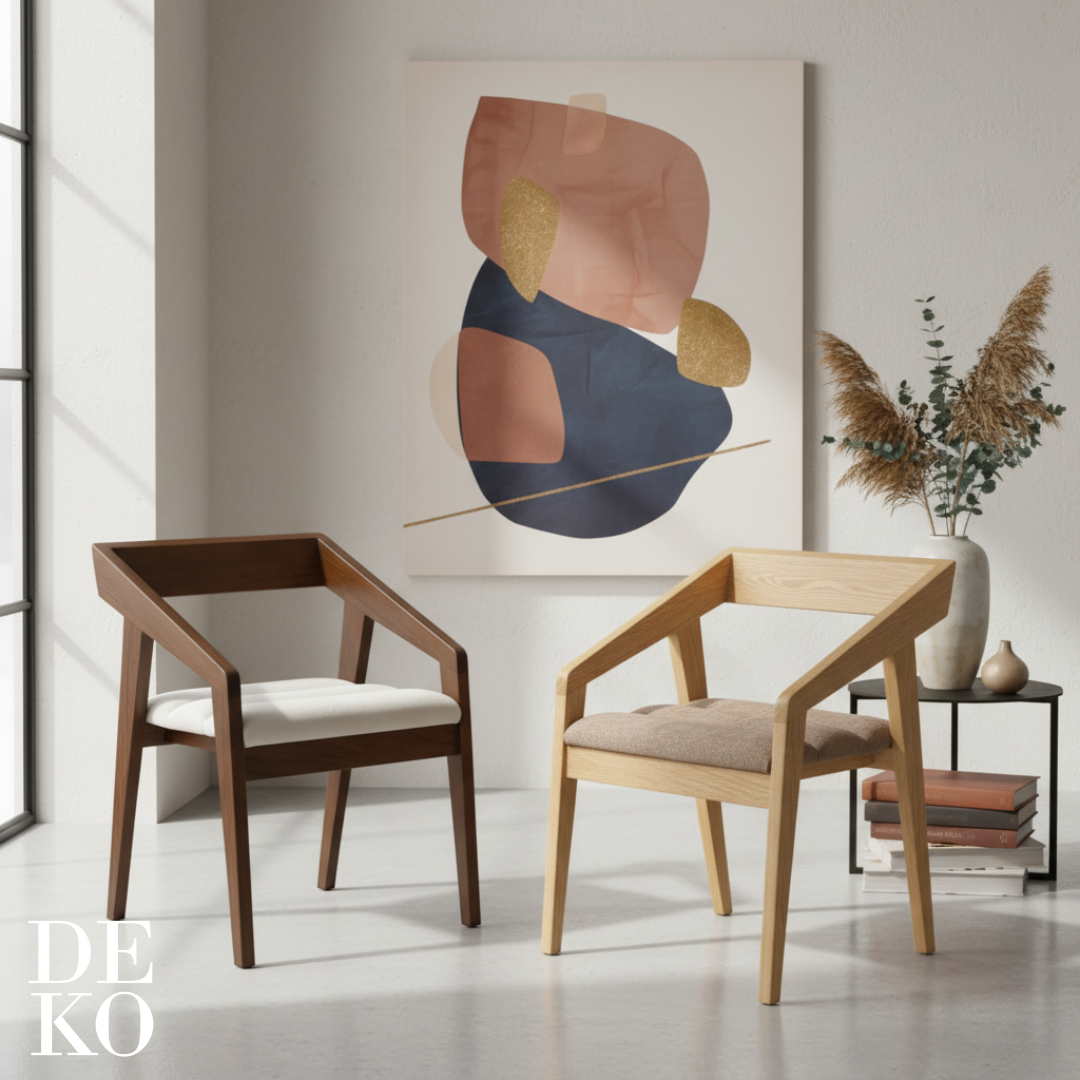 Silla Mid-Century, con tapizado en tela, en sala de estar, DEKO