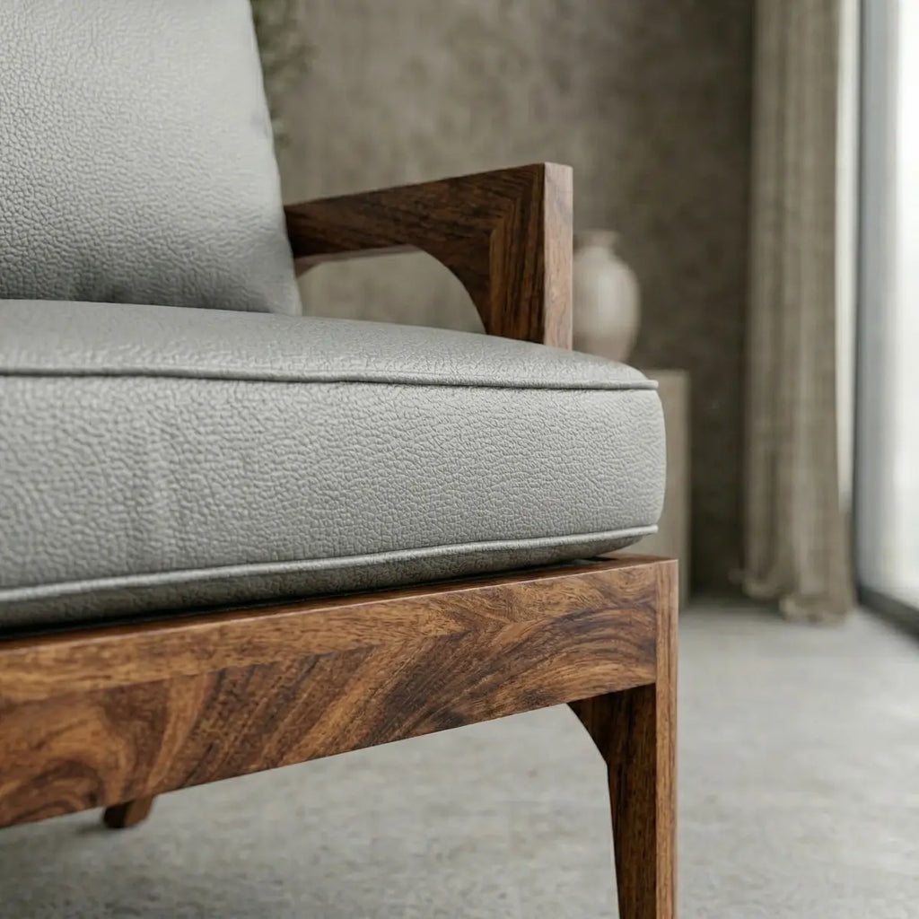 Sillón de Parota con tapizado en piel genuina gris, vista vetas, DEKO