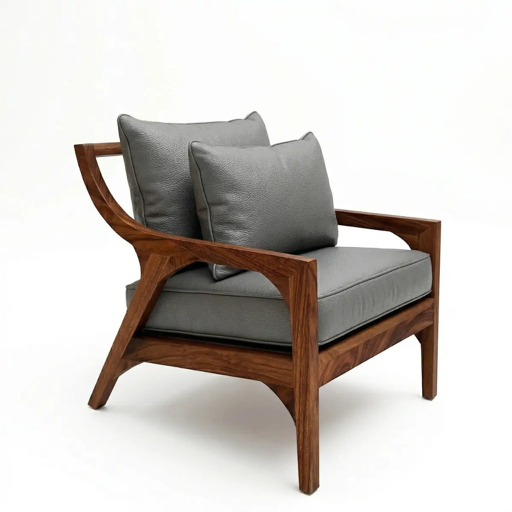 Sillón de Parota con tapizado en piel genuina gris, vista tres cuartos, DEKO