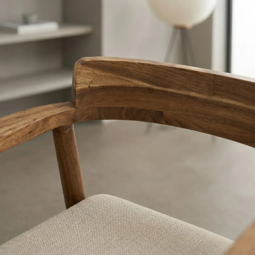Silla de parota artesanal, con tapizado en tela beige, detalle del respaldo, DEKO