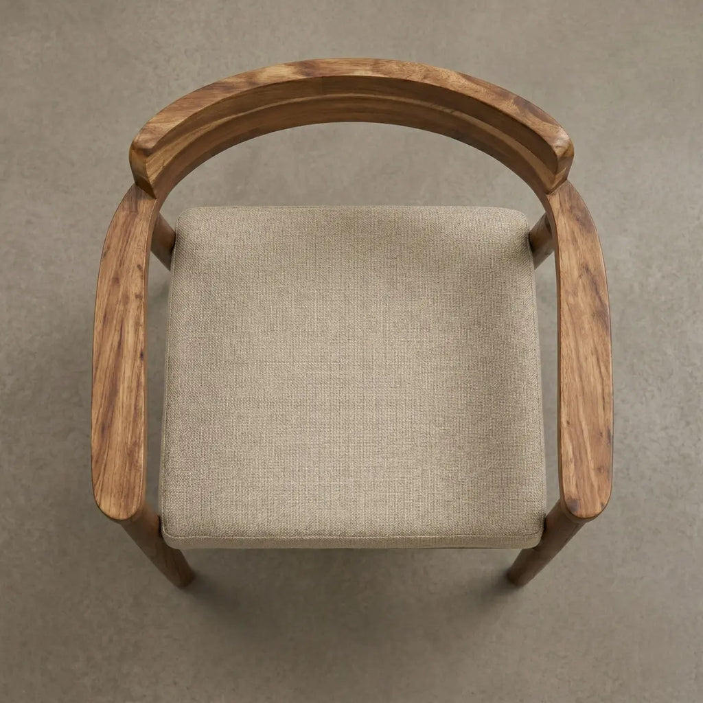 Sillas de parota artesanal, con tapizado en tela beige, detalle del respaldo, DEKO