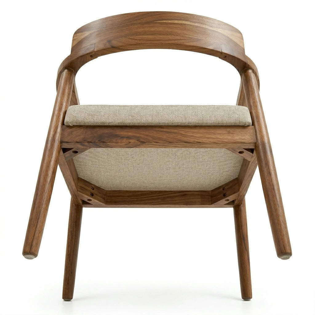 Sillas de parota artesanal, con tapizado en tela beige, detalle de las patas, DEKO