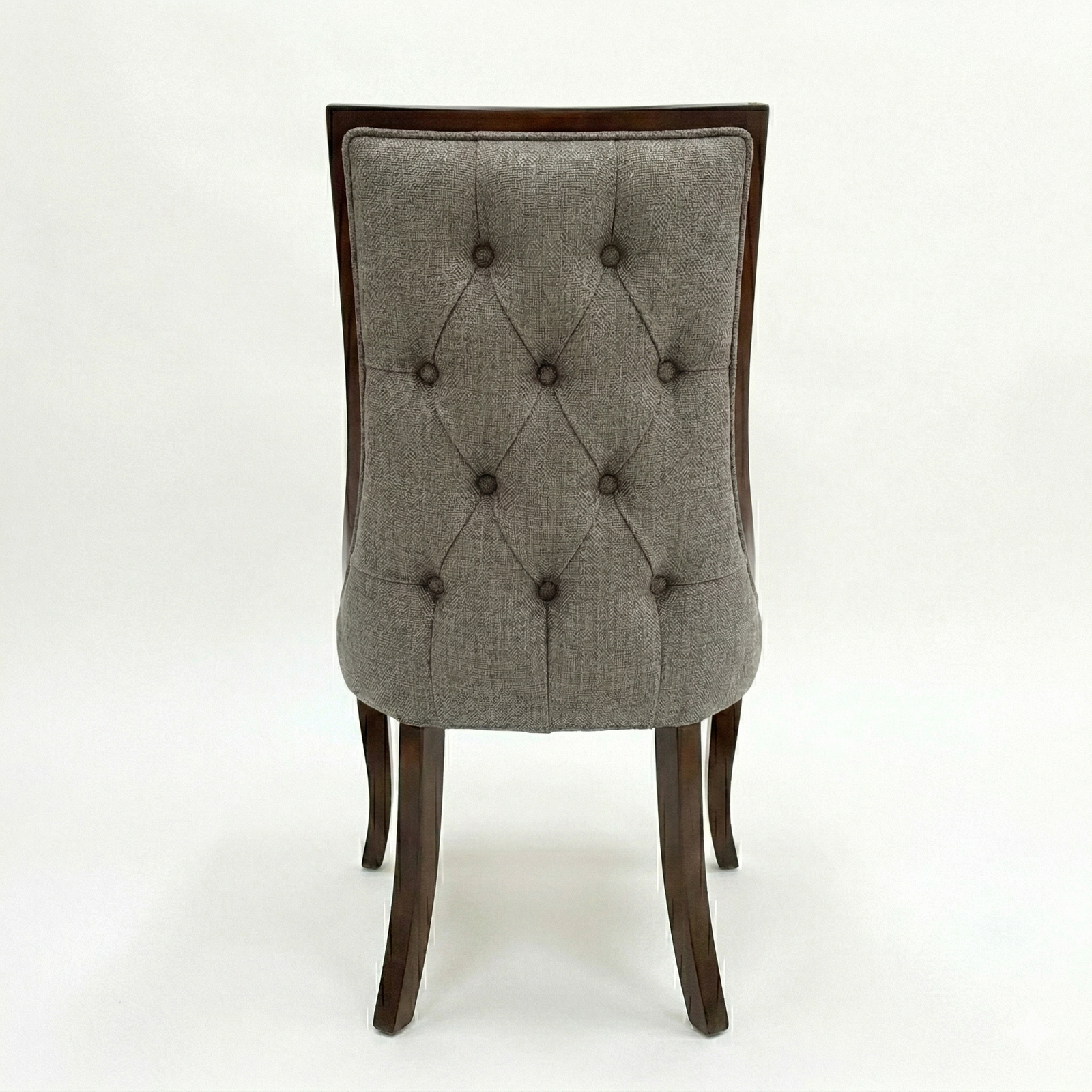 silla de madera sólida, con tapizado en tela gris, detalle del respaldo, DEKO