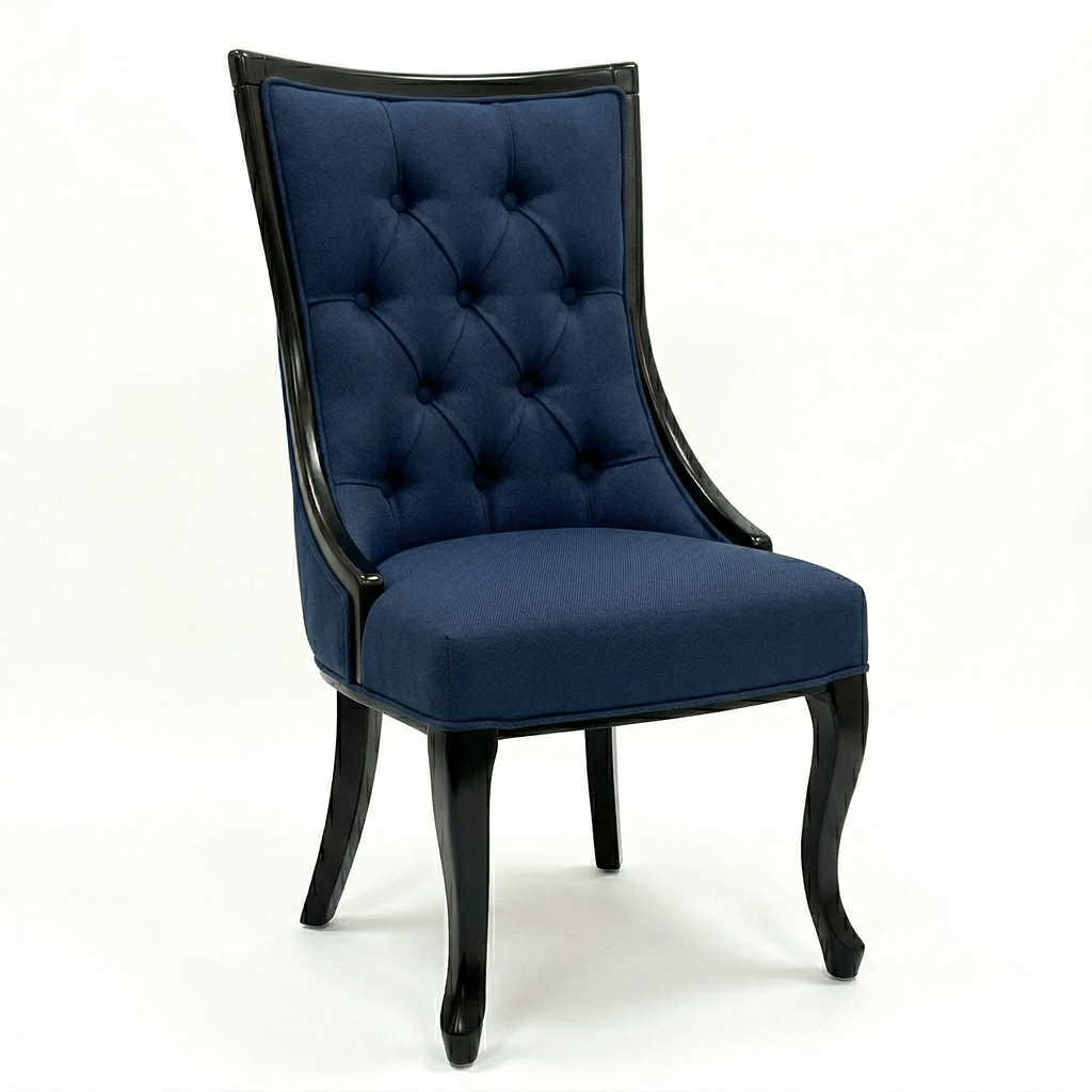 Silla de madera sólida, con tapizado en tela azul marino, vista tres cuartos, DEKO