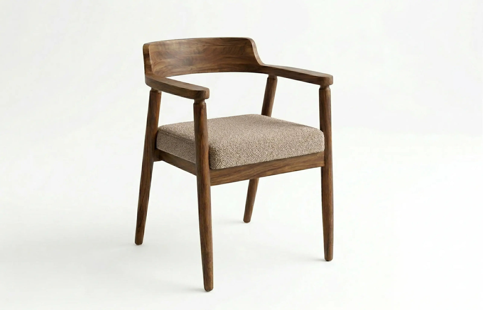 Silla de parota artesanal, con tapizado en tela beige, vista frontal, DEKO