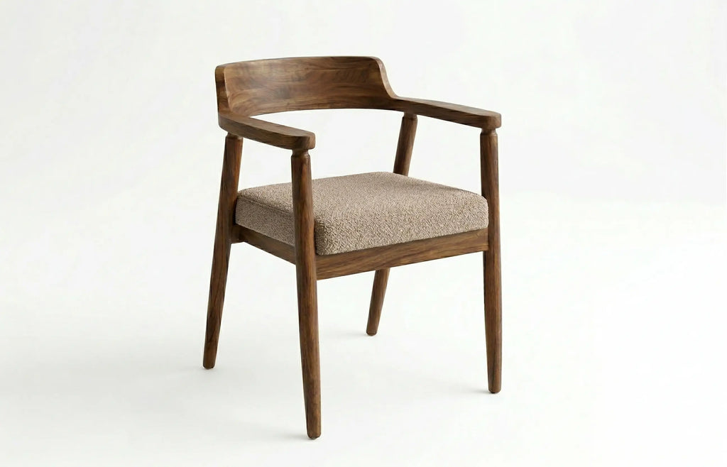 Silla de parota artesanal, con tapizado en tela beige, vista frontal, DEKO